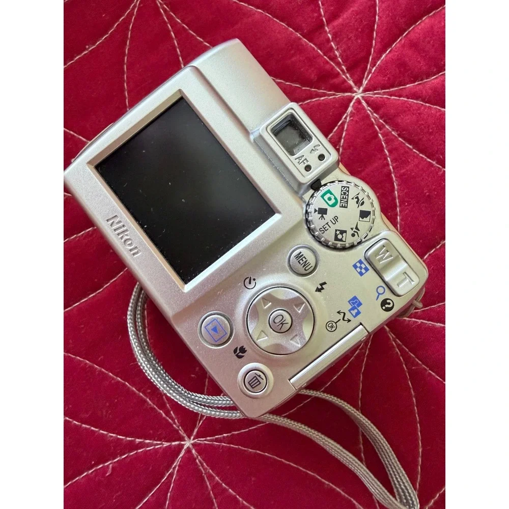 Nikon Coolpix 4600 Digital Camera 4.0MP 3x Zoom Silver E4600 with Box Works Grea